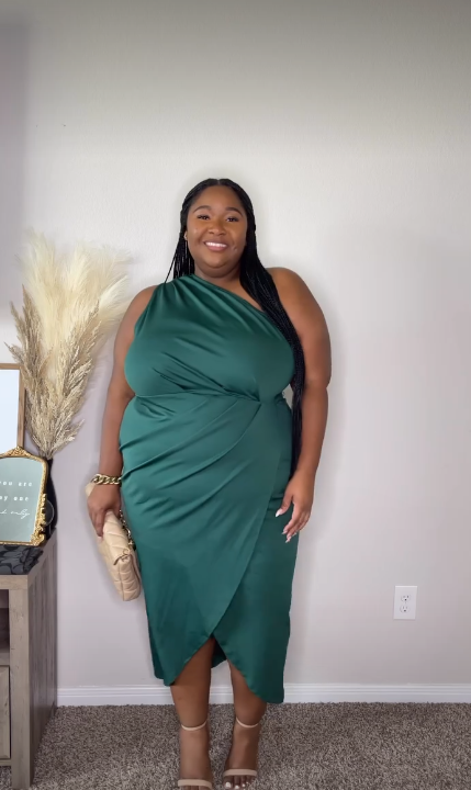 How to Dress a Plus Size Apple Shape: Tops, Dresses and Pants